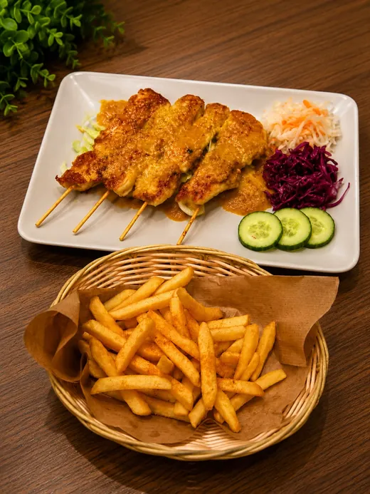 Grillade spett med jordnötssås, picklade grönsaker och pommes i korg